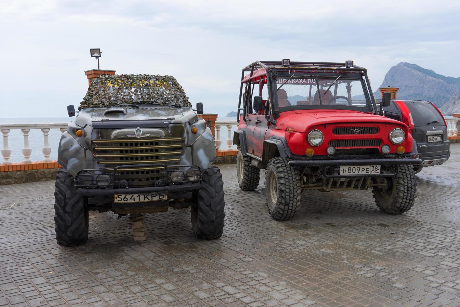 sudak, rusia-20 de mayo de 2018 - coches suv en el paseo marítimo de la ciudad. foto