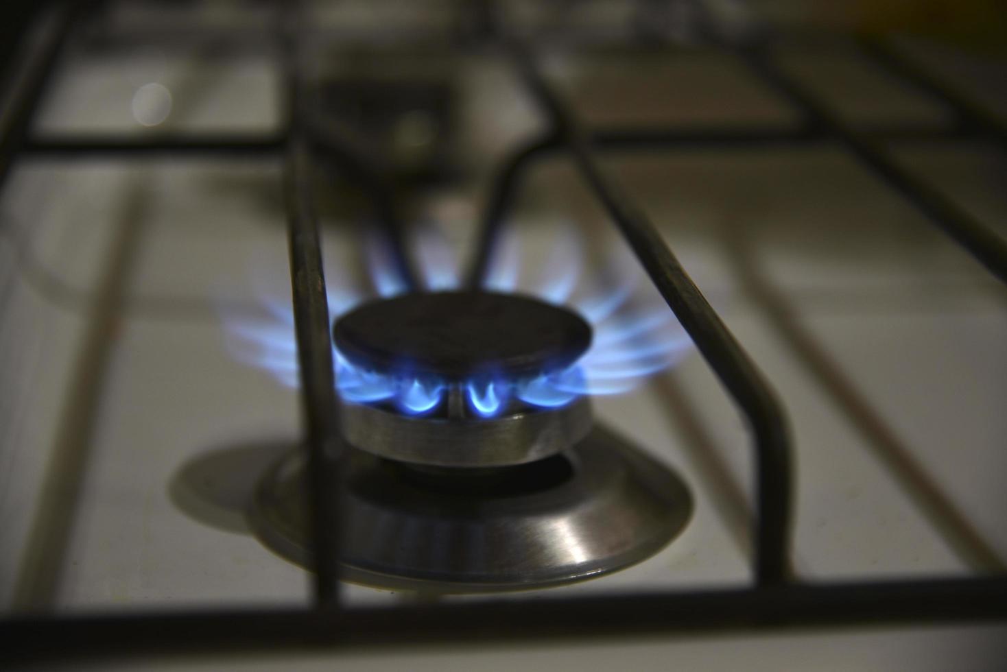 una estufa de gas encendida en la estufa de la cocina 5391315 Foto de