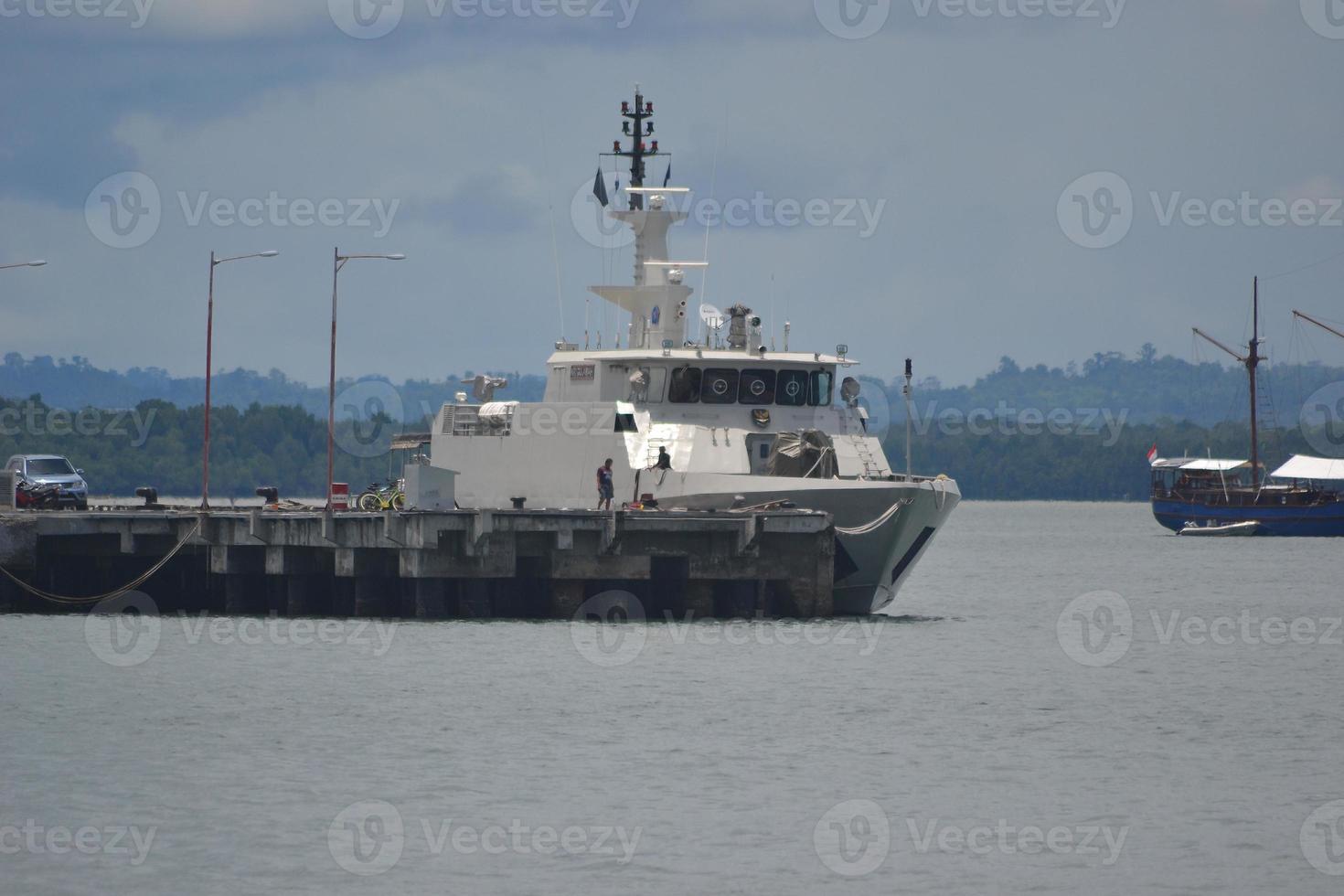 barcos militares de patrulla amarrando en el muelle de la marina foto