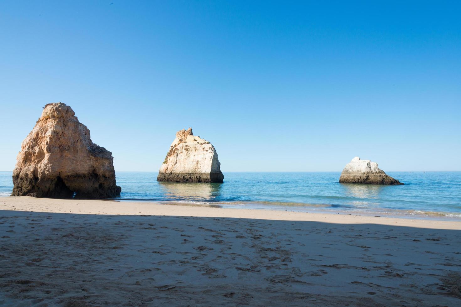 vista panorámica de la playa de los tres hermanos temprano en la mañana, sin gente. portimão, algarve, portugal foto