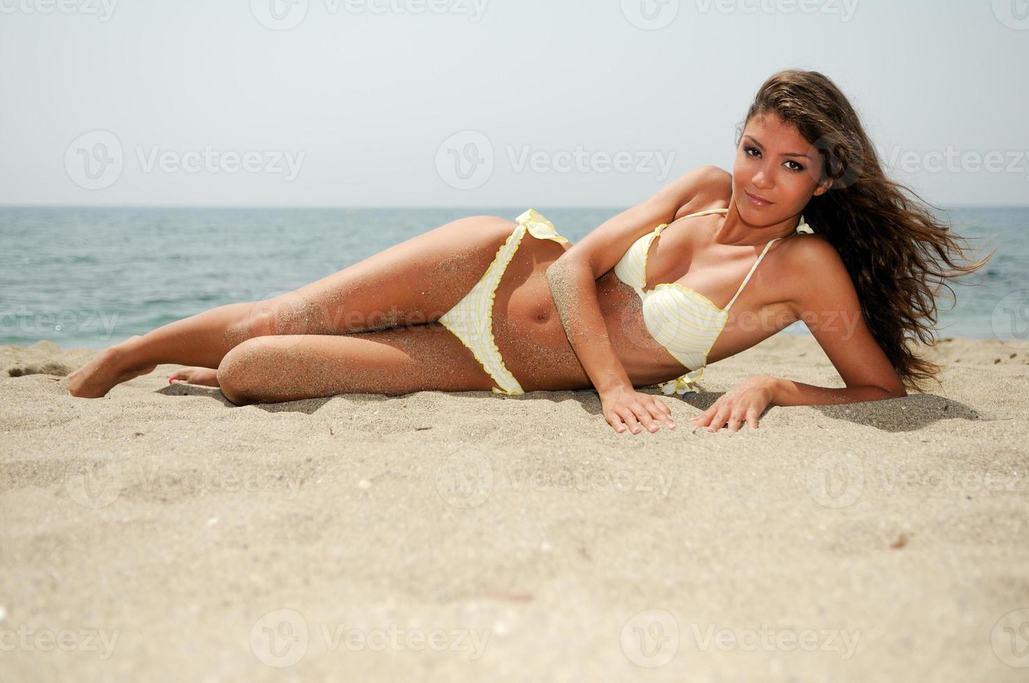 mujer con hermoso cuerpo en una playa tropical foto