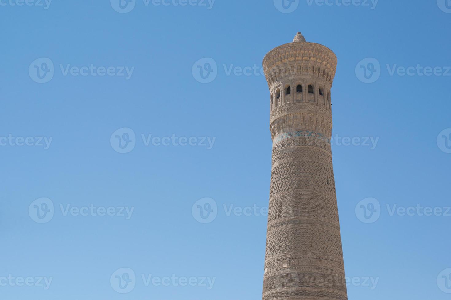 alta torre ovalada de ladrillos, antiguos edificios asiáticos. los detalles de la arquitectura de asia central medieval foto