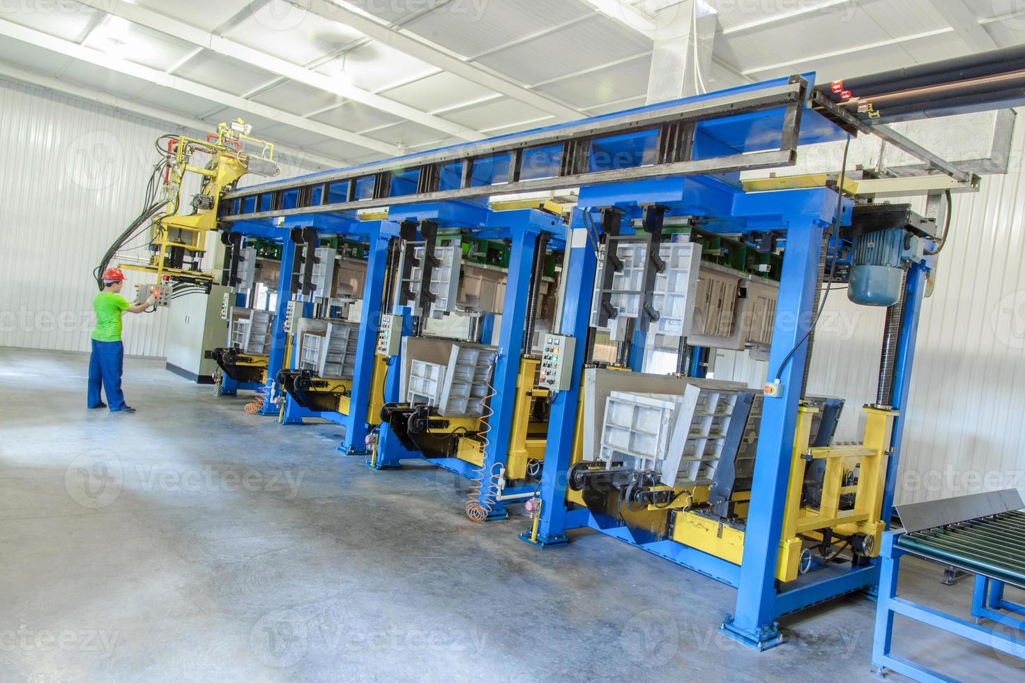 molding and cast press machine for the manufacture of plastic parts using polymers for  refrigerator photo