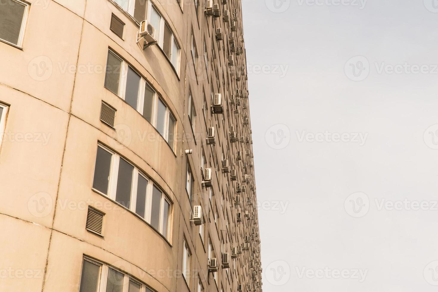 complejo residencial de varios pisos contra el cielo. arquitectura urbana foto