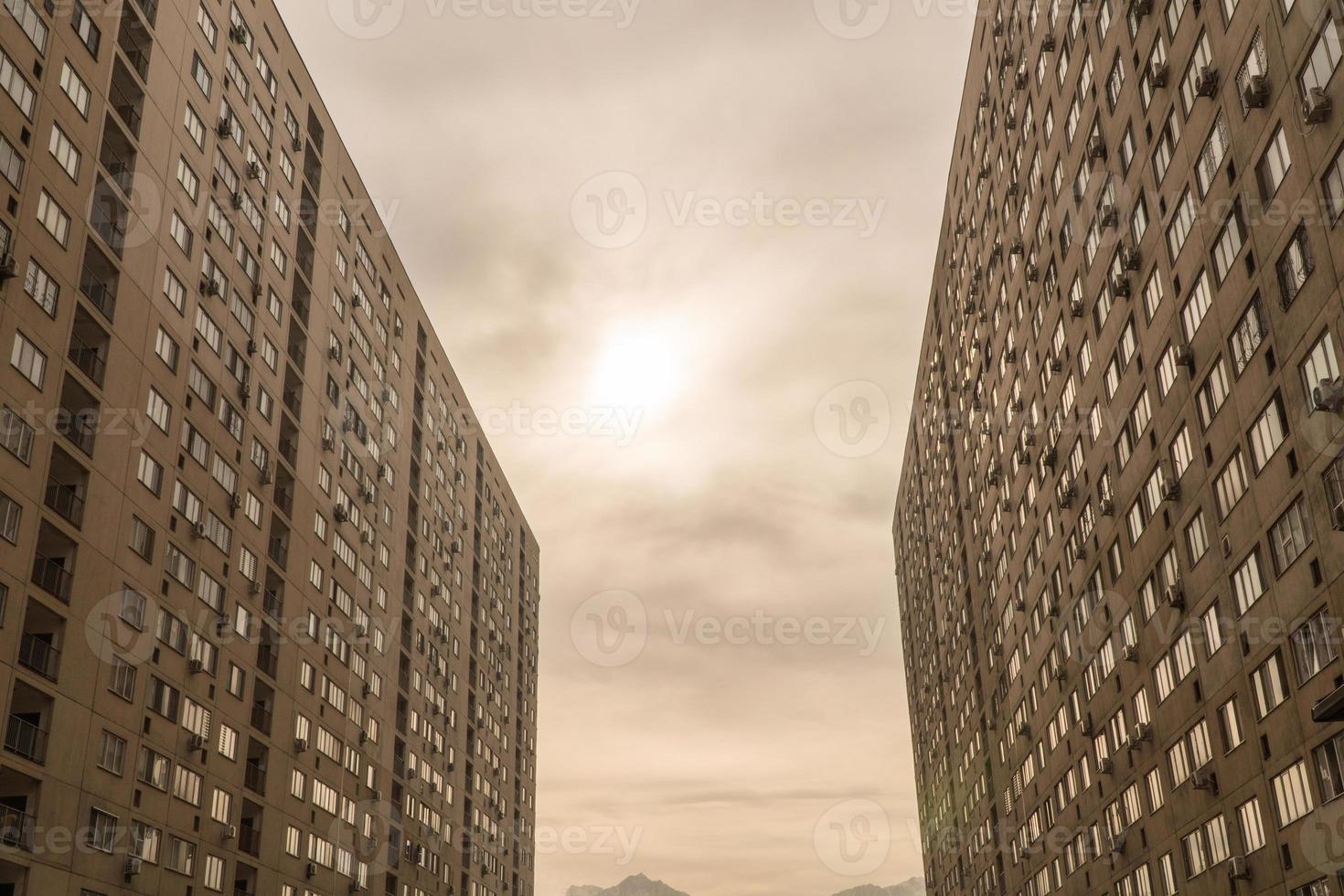 complejo residencial de varios pisos contra el cielo. arquitectura urbana foto