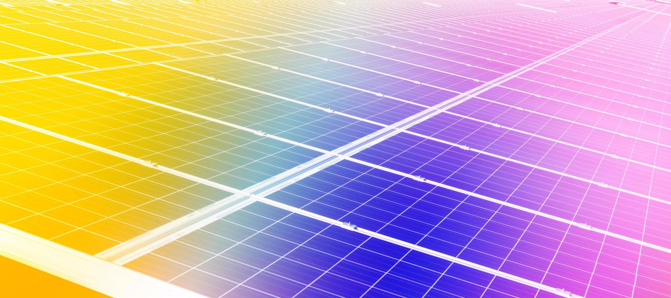 paneles de células solares en una planta de energía fotovoltaica foto
