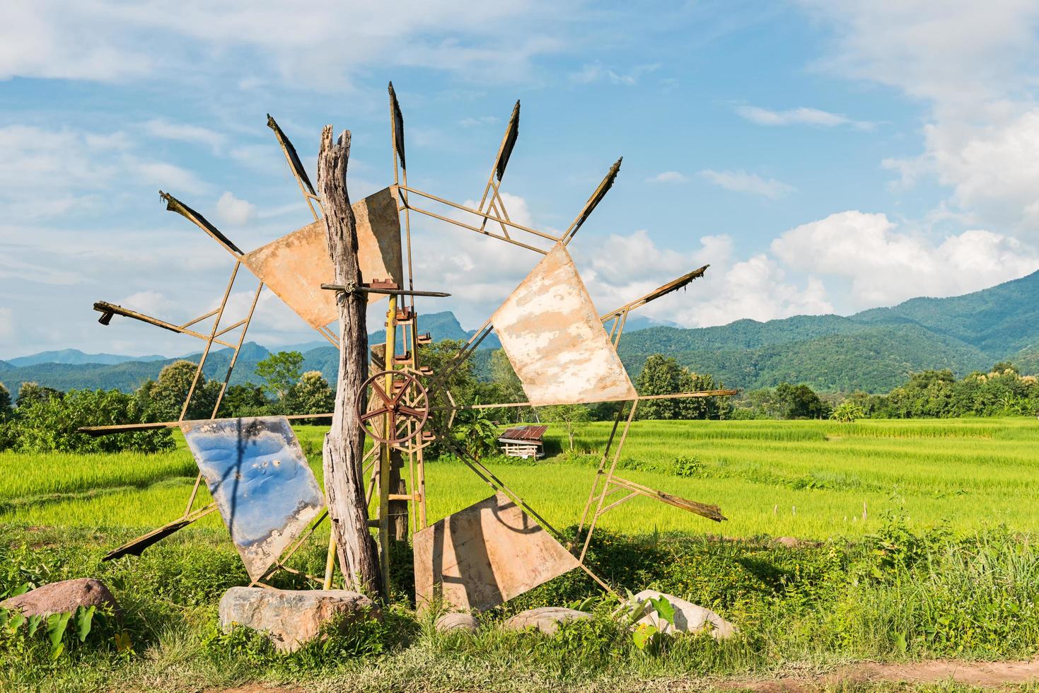 Empacadora de turbinas en el campo de Tailandia de la granja de arroz foto