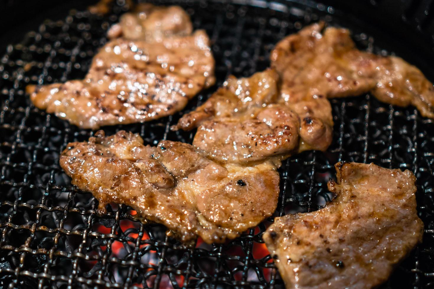 estilo de comida coreana a la parrilla con guarnición foto