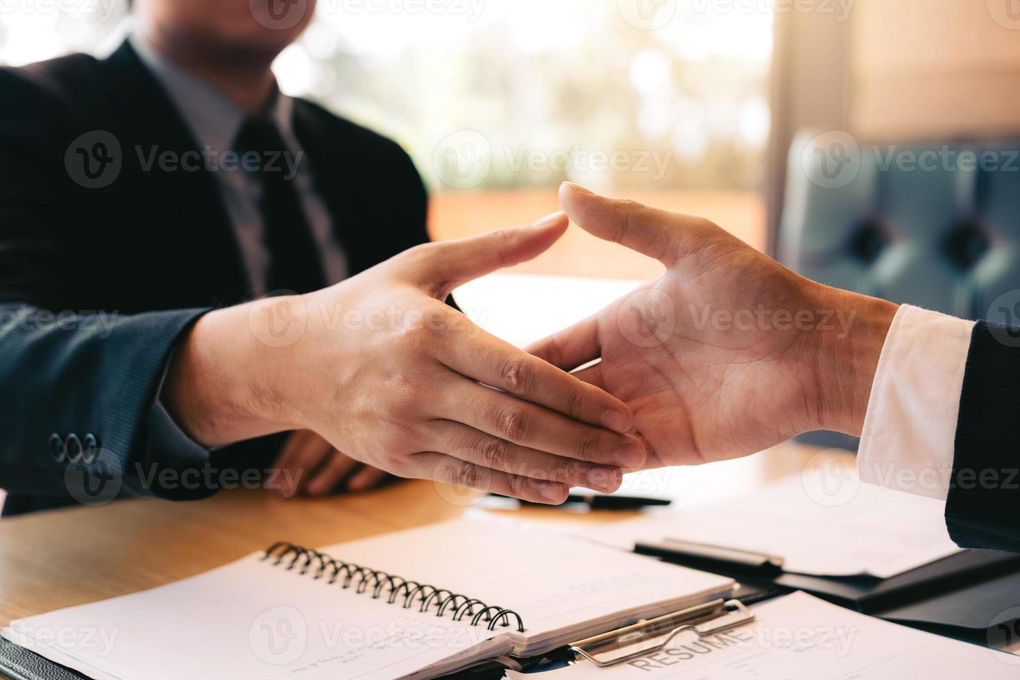 asociaciones seguras de personas que se dan la mano para hacer un contrato en la oficina. foto