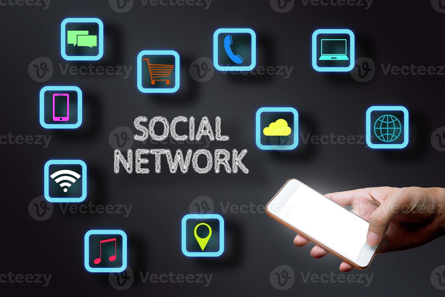 hombre que sostiene el teléfono inteligente con el concepto de red social. foto