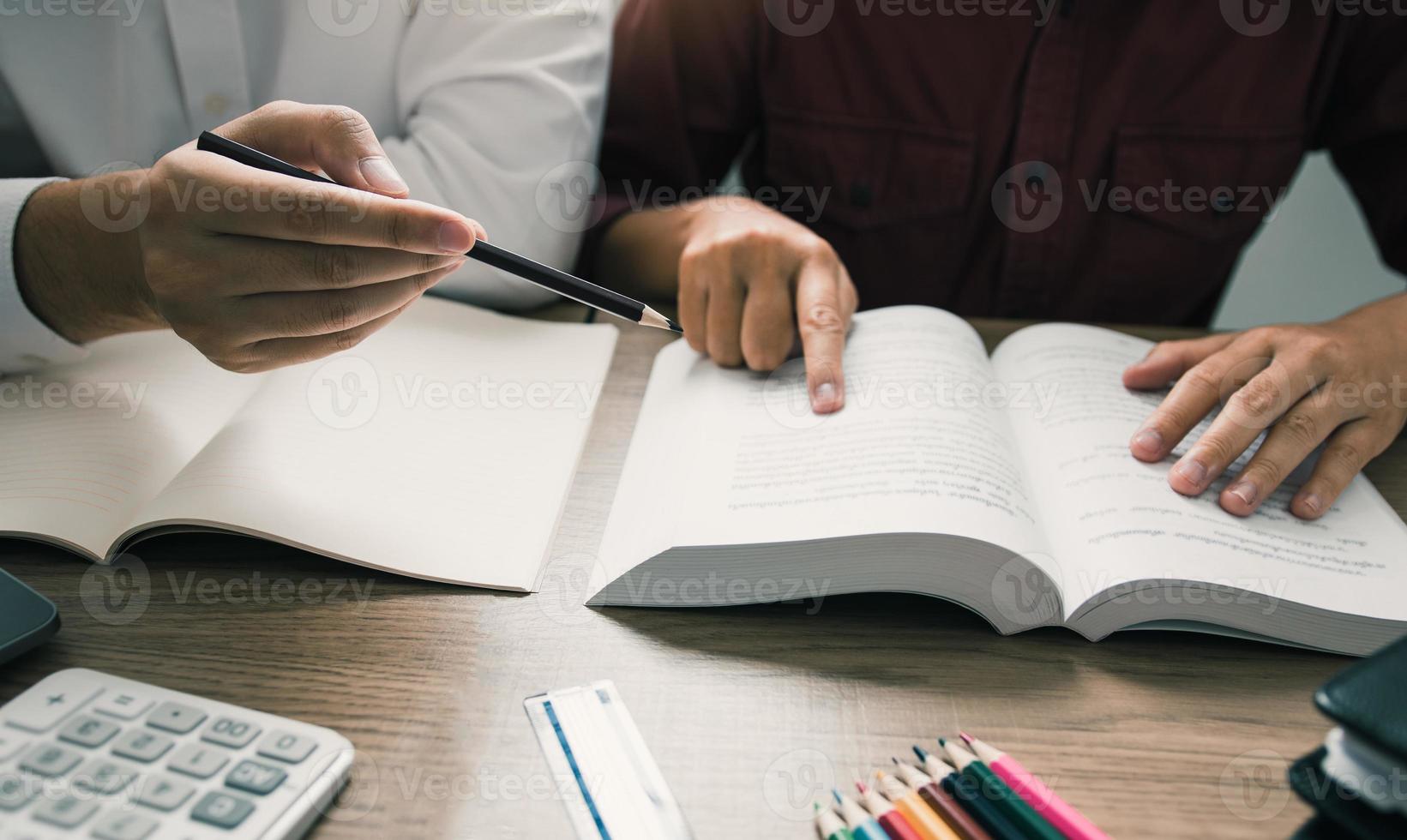 adolescente estudiando en el escritorio y haciendo tareas foto