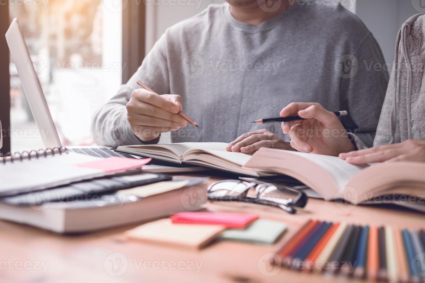 adolescente estudiando en el escritorio y haciendo tareas y usando una computadora portátil. foto