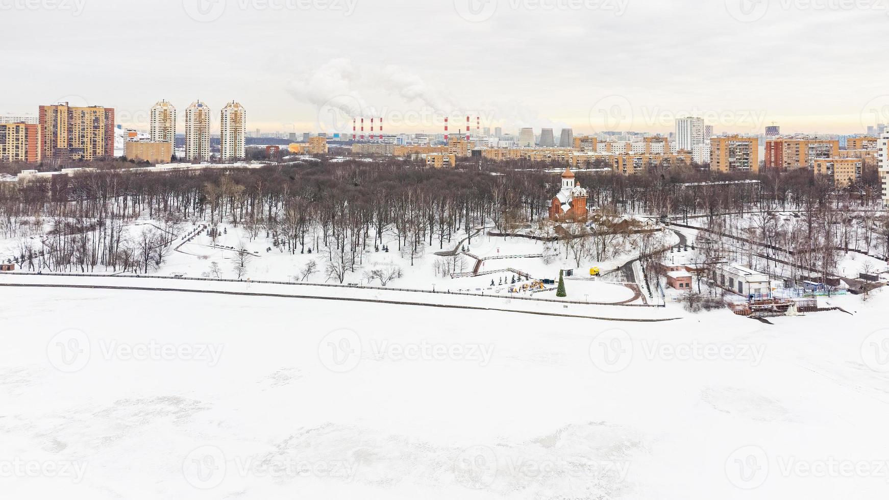 una vista de pájaro del río helado y la infraestructura de la ciudad en invierno foto