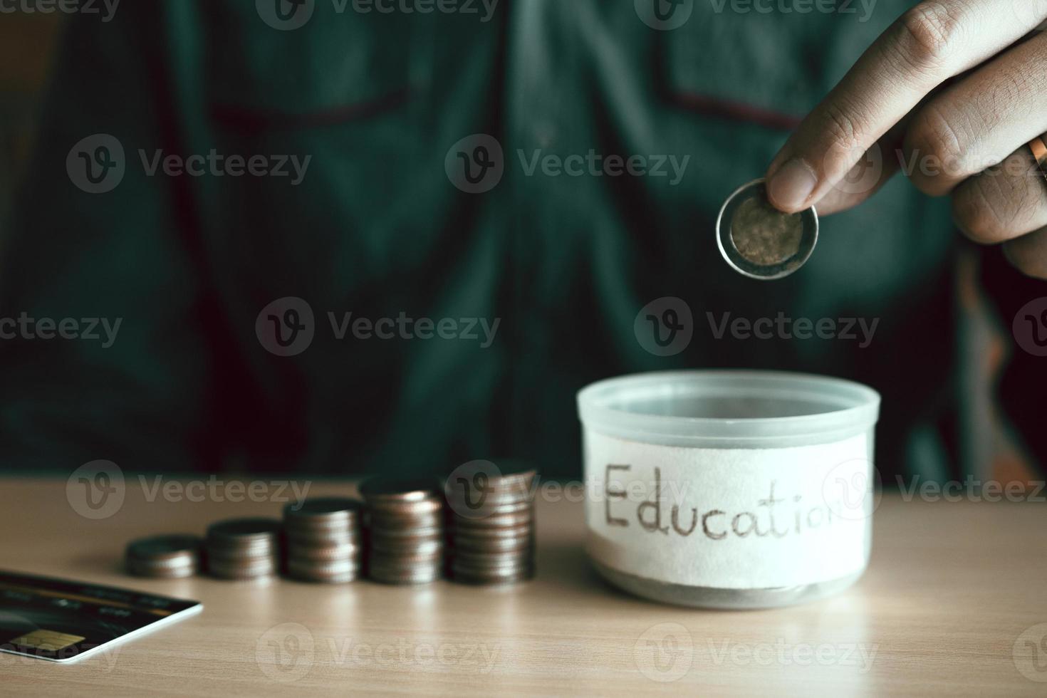 los hombres sostienen monedas que caen en la caja de dinero con el concepto de ahorro. foto