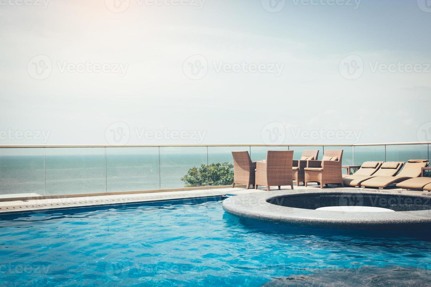 piscina con vista al mar. foto