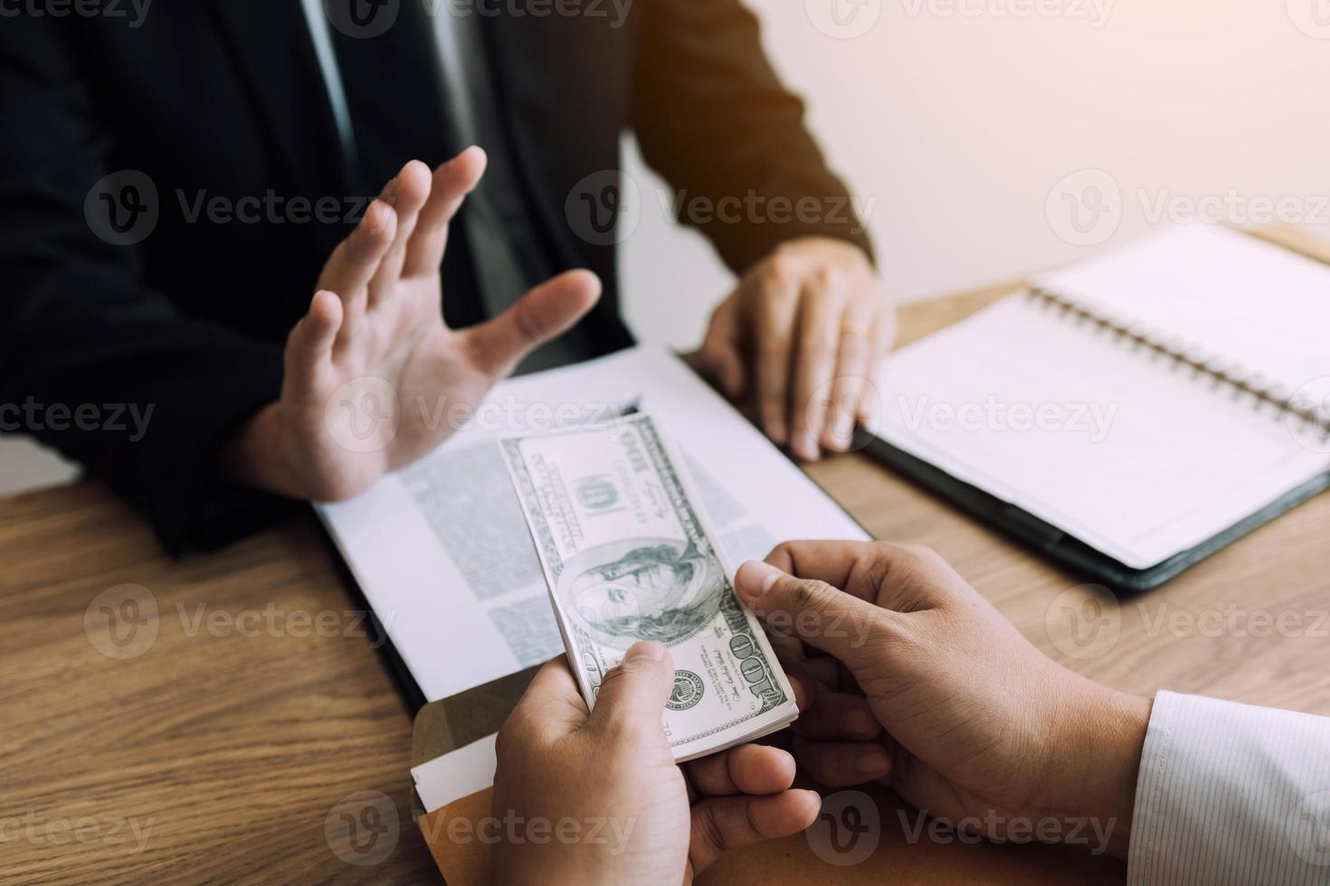 Business partners submit fraudulent cash to entrepreneurs whose male businessmen refuse to accept bribes in the office. photo