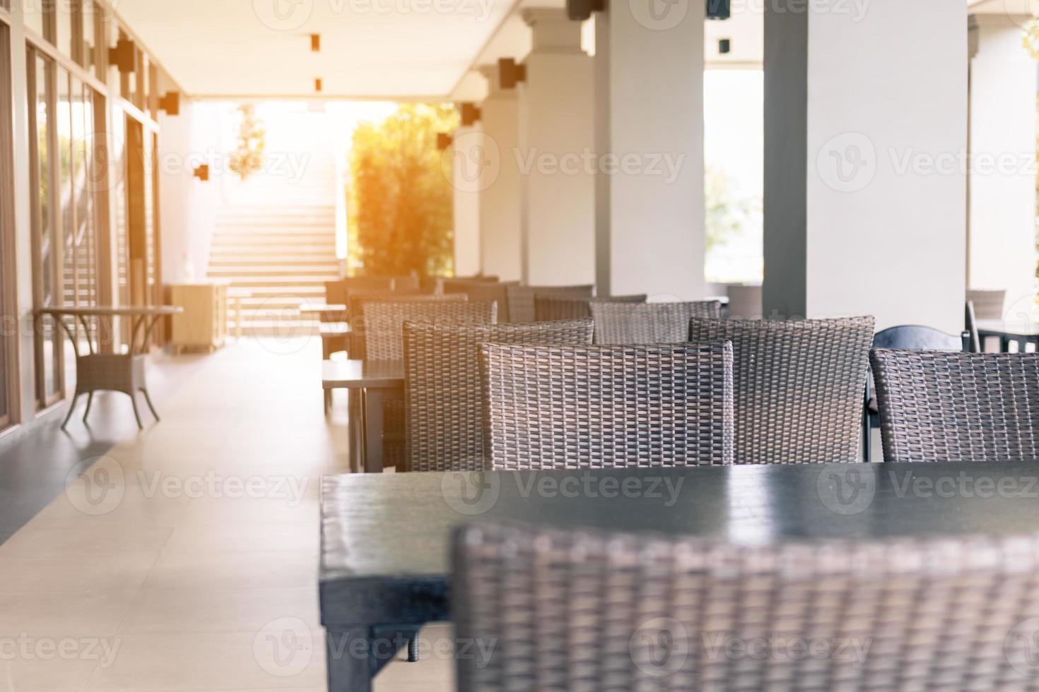 mesas y sillas vacías en el restaurante al aire libre. foto