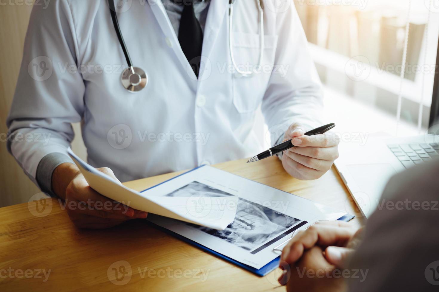 los jóvenes dentistas asiáticos están explicando sobre el tratamiento de la raíz dental de los pacientes en la oficina. foto