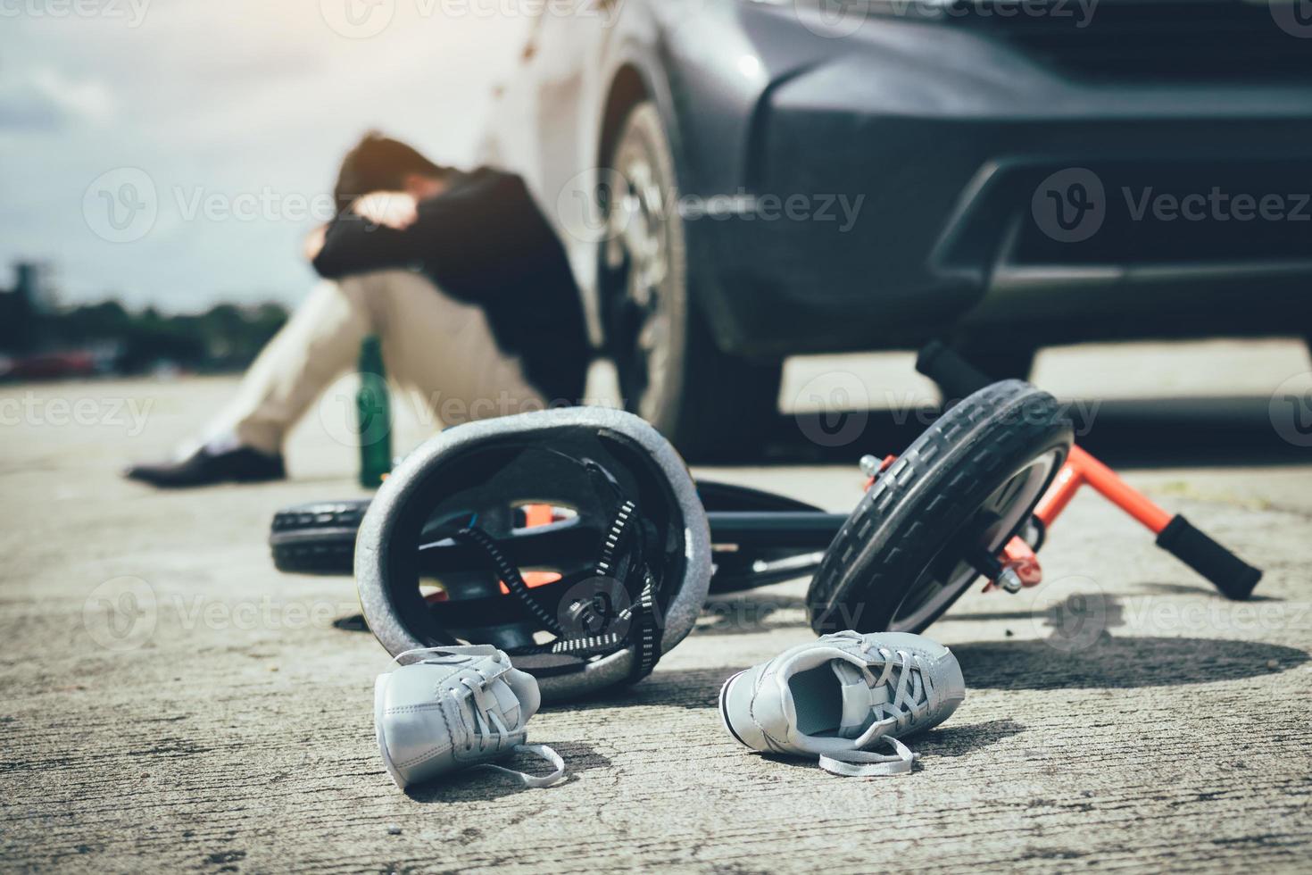 el hombre está estresado mientras está borracho con un accidente de conducción y se produce un accidente de bicicleta infantil. foto