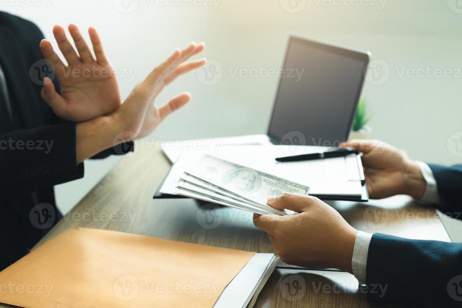 Business partners submit fraudulent cash to entrepreneurs whose male businessmen refuse to accept bribes in the office. photo