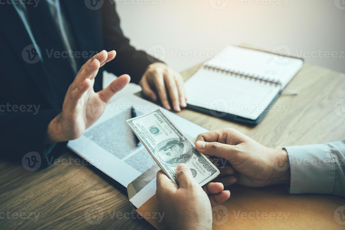Business partners submit fraudulent cash to entrepreneurs whose male businessmen refuse to accept bribes in the office. photo