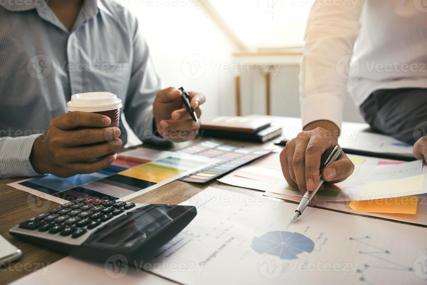 los colegas están estresados hablando sobre el informe de resultados financieros y comparándolo con la información financiera en el papeleo con análisis sobre la planificación en el futuro. foto