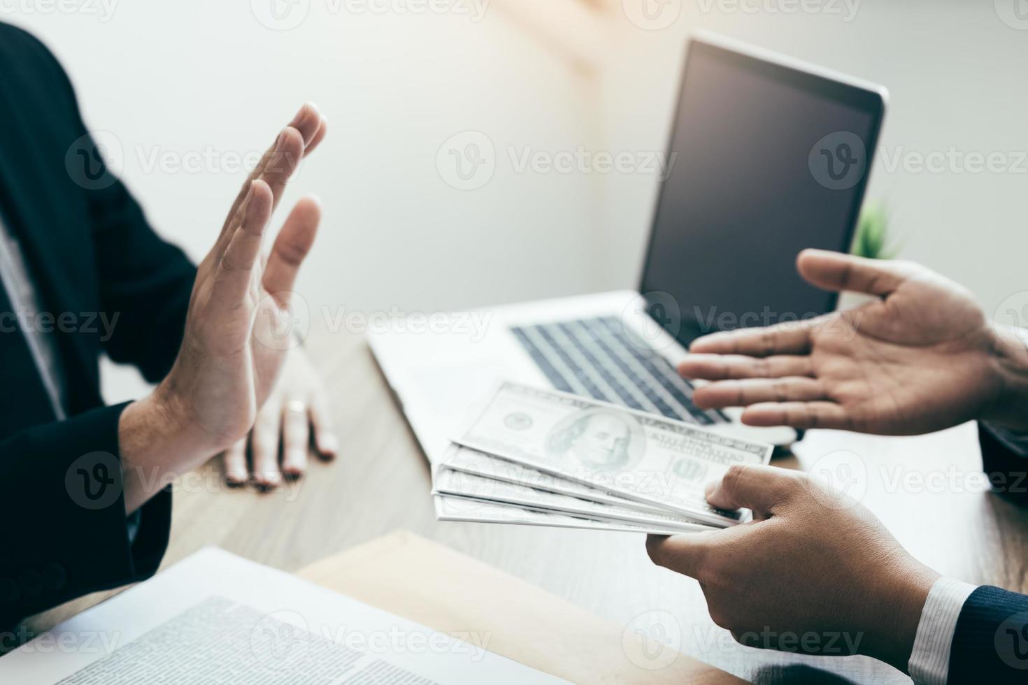 Business partners submit fraudulent cash to entrepreneurs whose male businessmen refuse to accept bribes in the office. photo