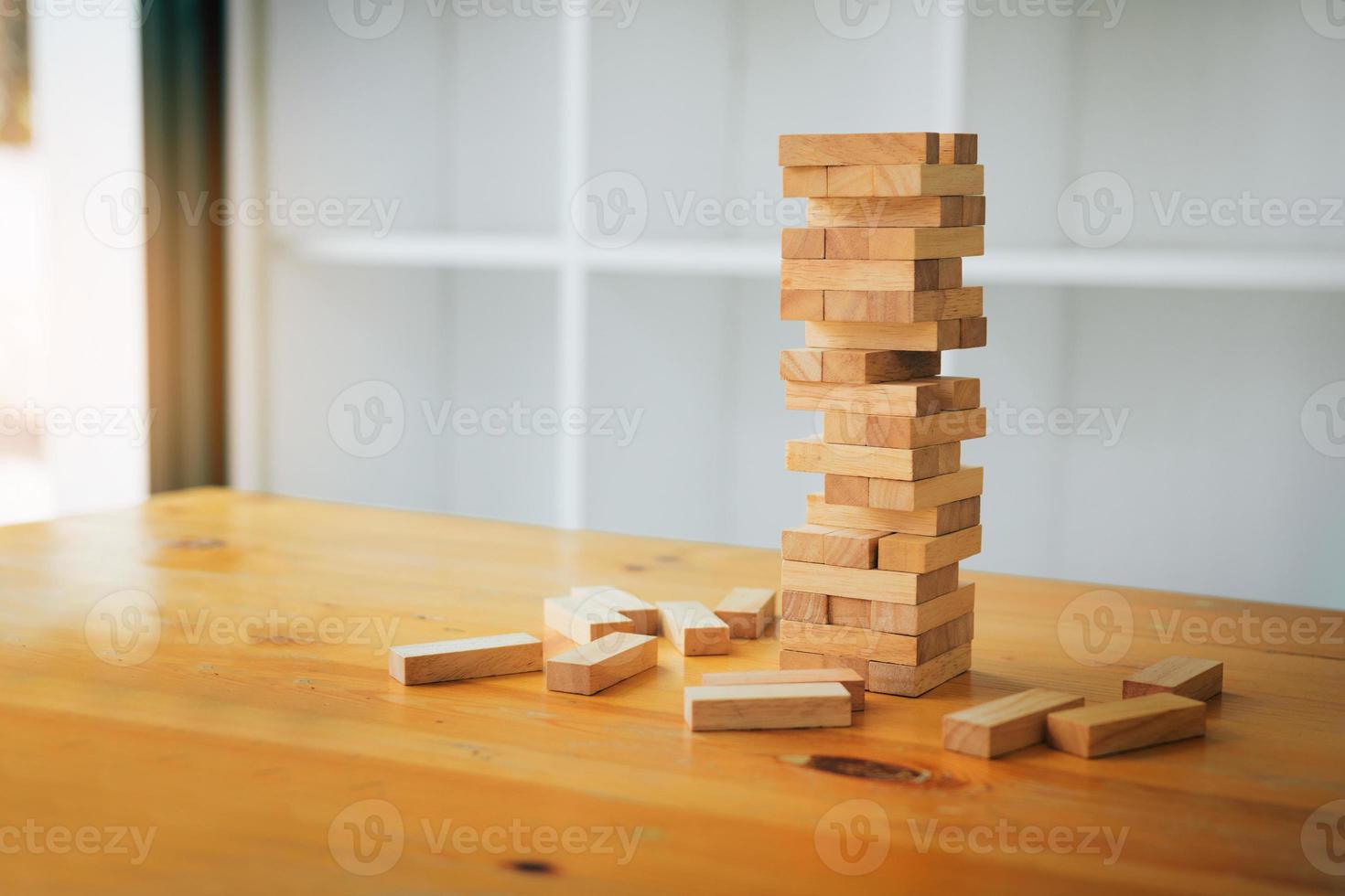 juego de pilas de bloques de madera con estrategia de planificación de gestión de proyectos. foto