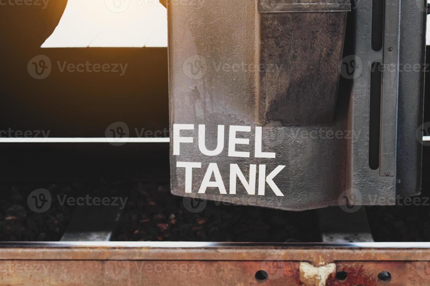 cierre el tanque de combustible debajo del tren. foto