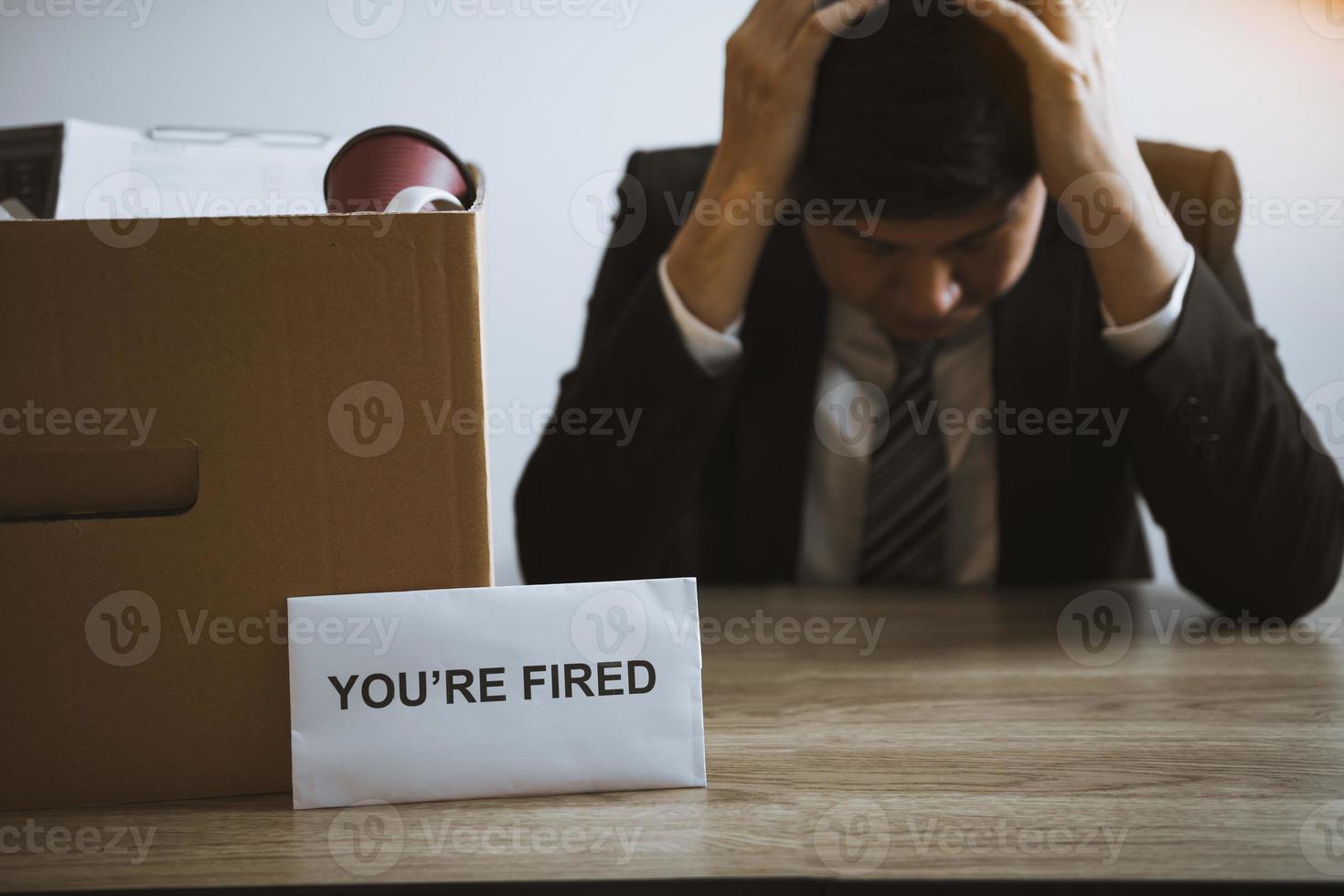 el empleado masculino está estresado o enojado mientras lo despiden de ser empleado de la empresa. foto