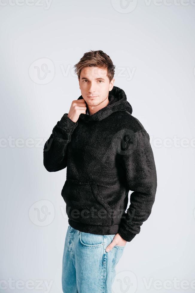 hombre de sudadera negra con capucha en un fondo blanco. copiar, espacio  vacío para texto 5410956 Foto de stock en Vecteezy