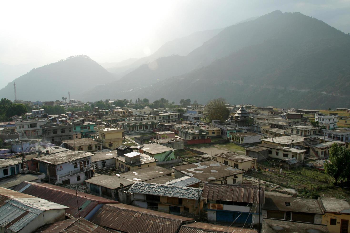 vista del pueblo de montaña foto