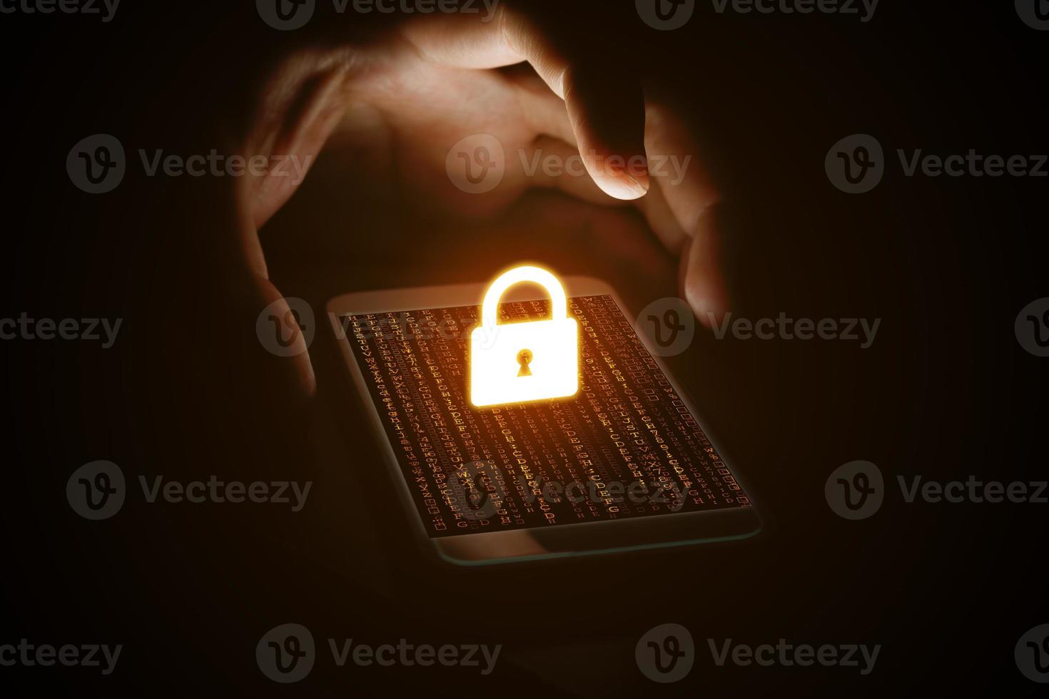 concepto de seguridad cibernética, red de protección de la mano del hombre con icono de candado y pantalla virtual en el teléfono inteligente. foto