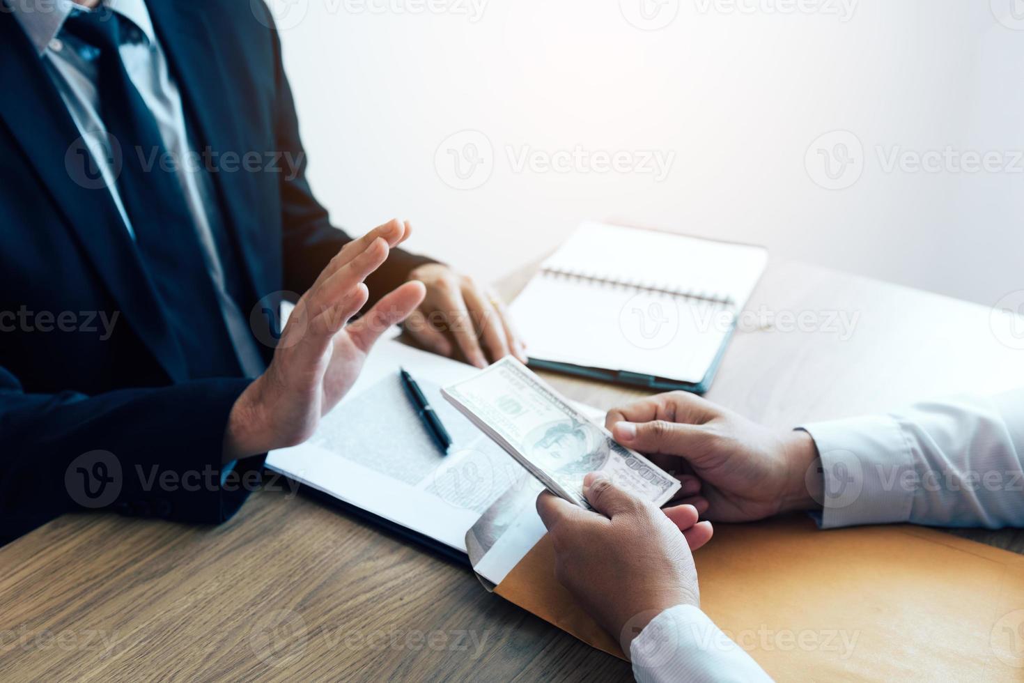 Business partners submit fraudulent cash to entrepreneurs whose male businessmen refuse to accept bribes in the office. photo