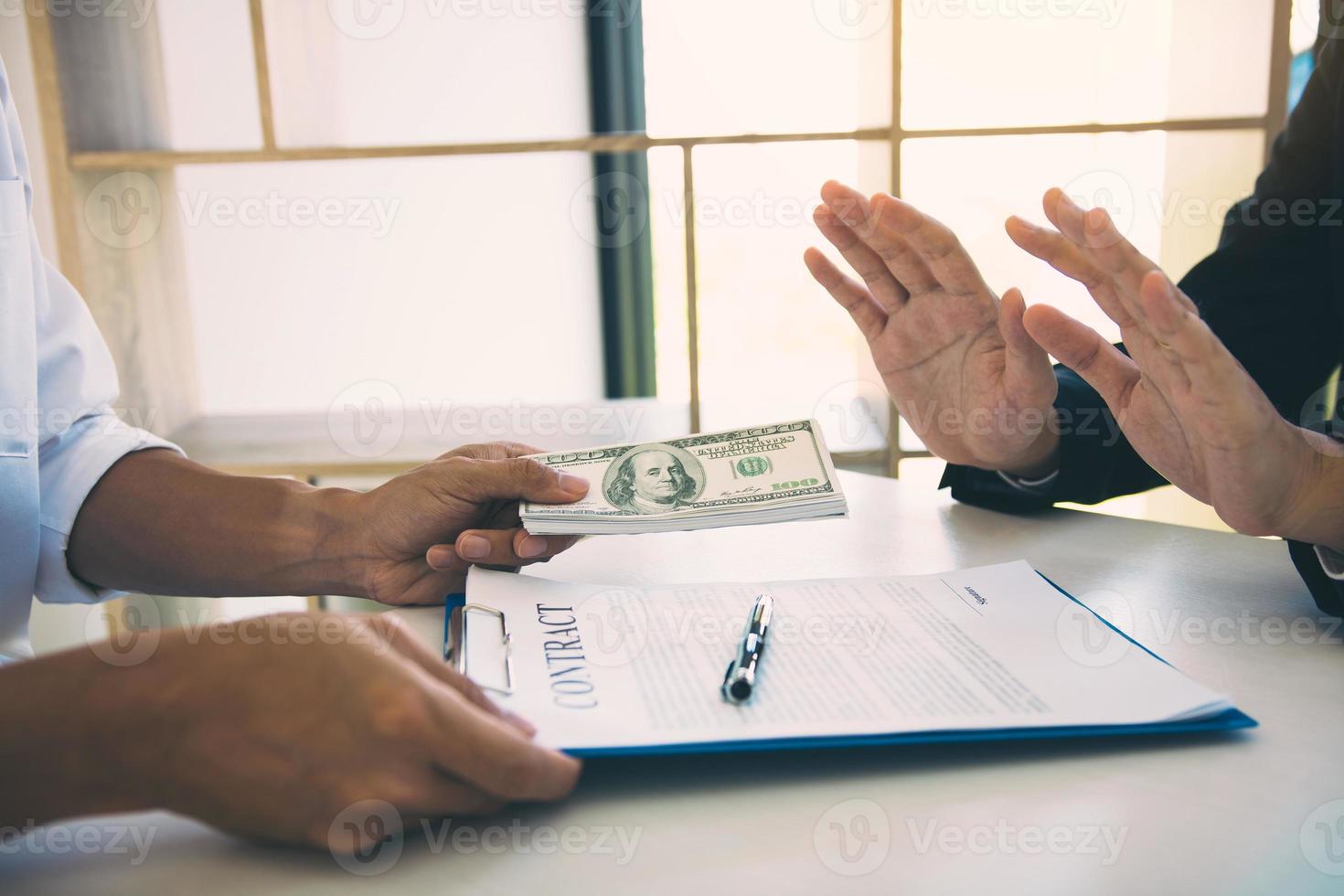 Business partners submit fraudulent cash to entrepreneurs whose male businessmen refuse to accept bribes in the office. photo