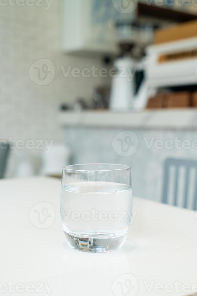 vaso de agua en la mesa foto