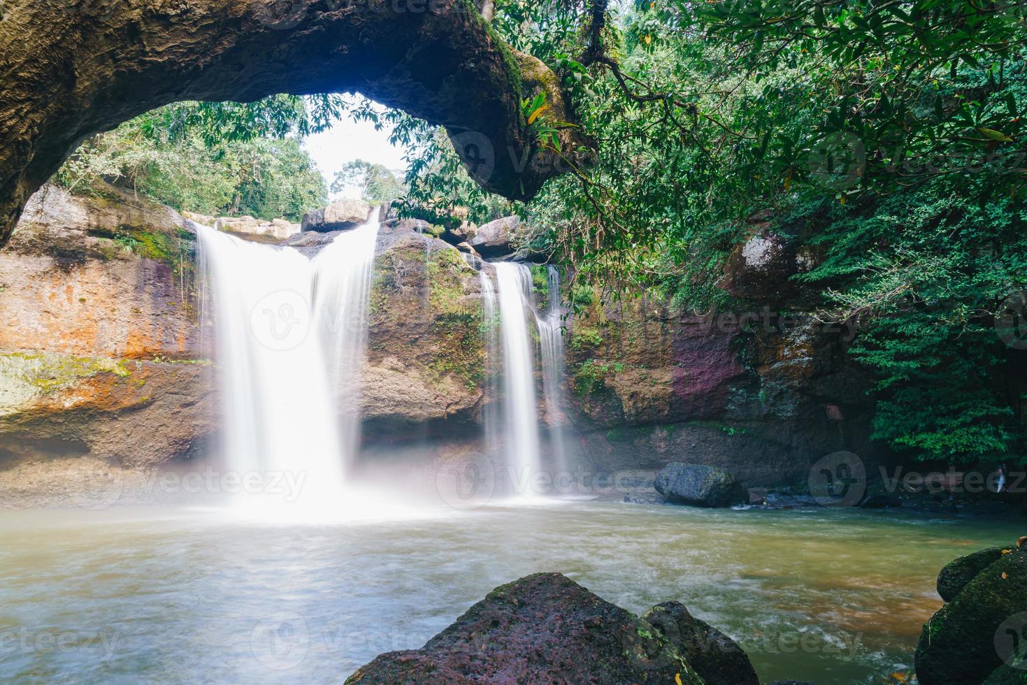 Haew suwat cascada en el parque nacional Khao Yai en Tailandia foto