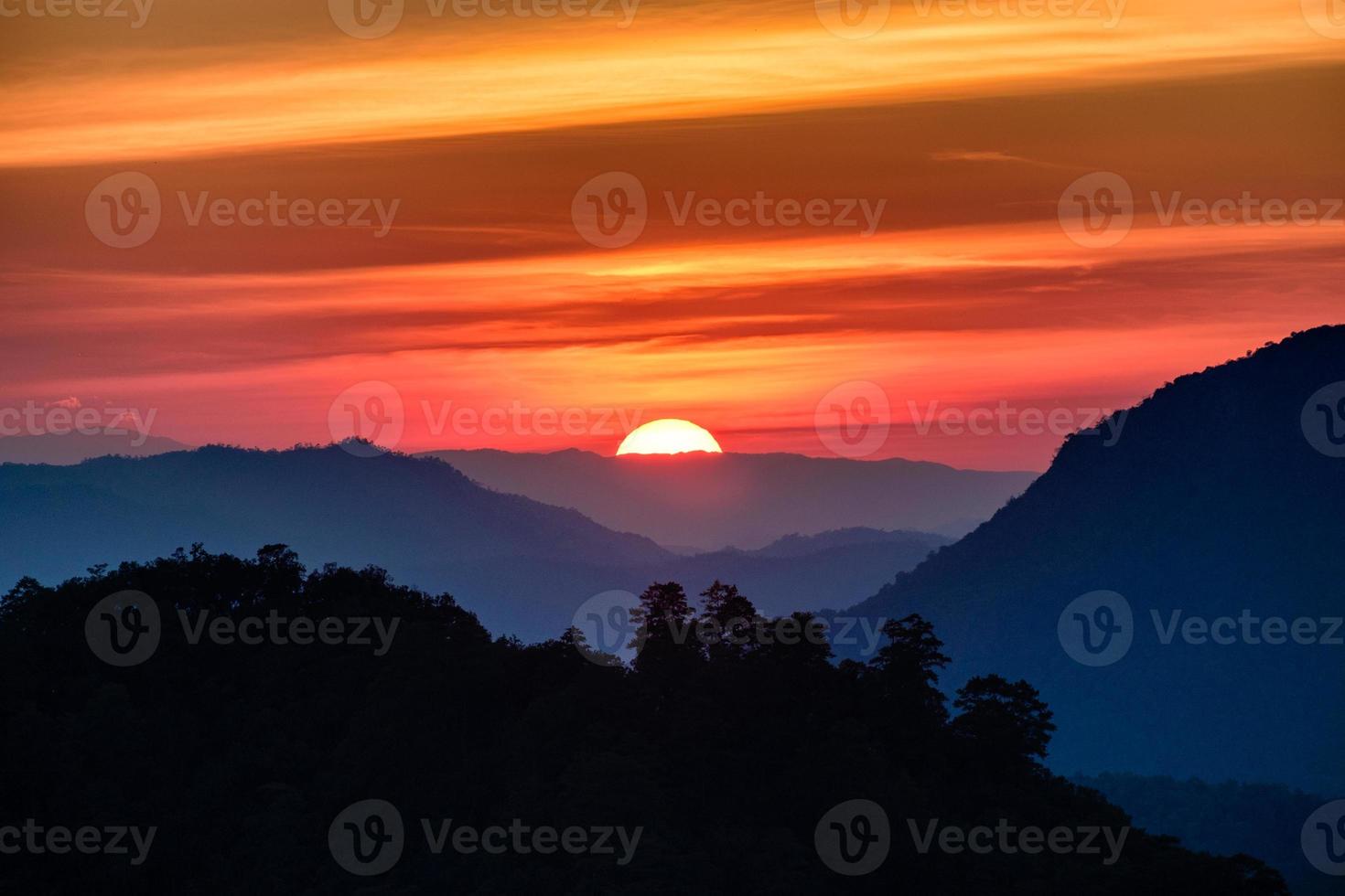 hermoso resplandor del atardecer en la montaña foto