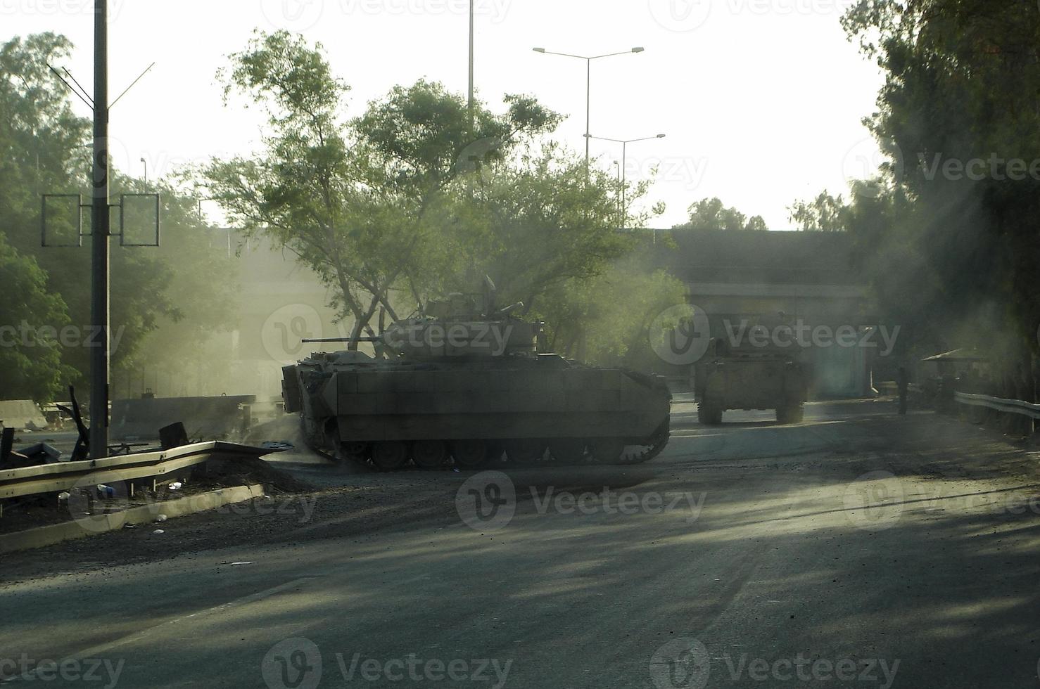 Tanque de vehículo del ejército militar en pistas con barril después de la guerra victoriosa foto