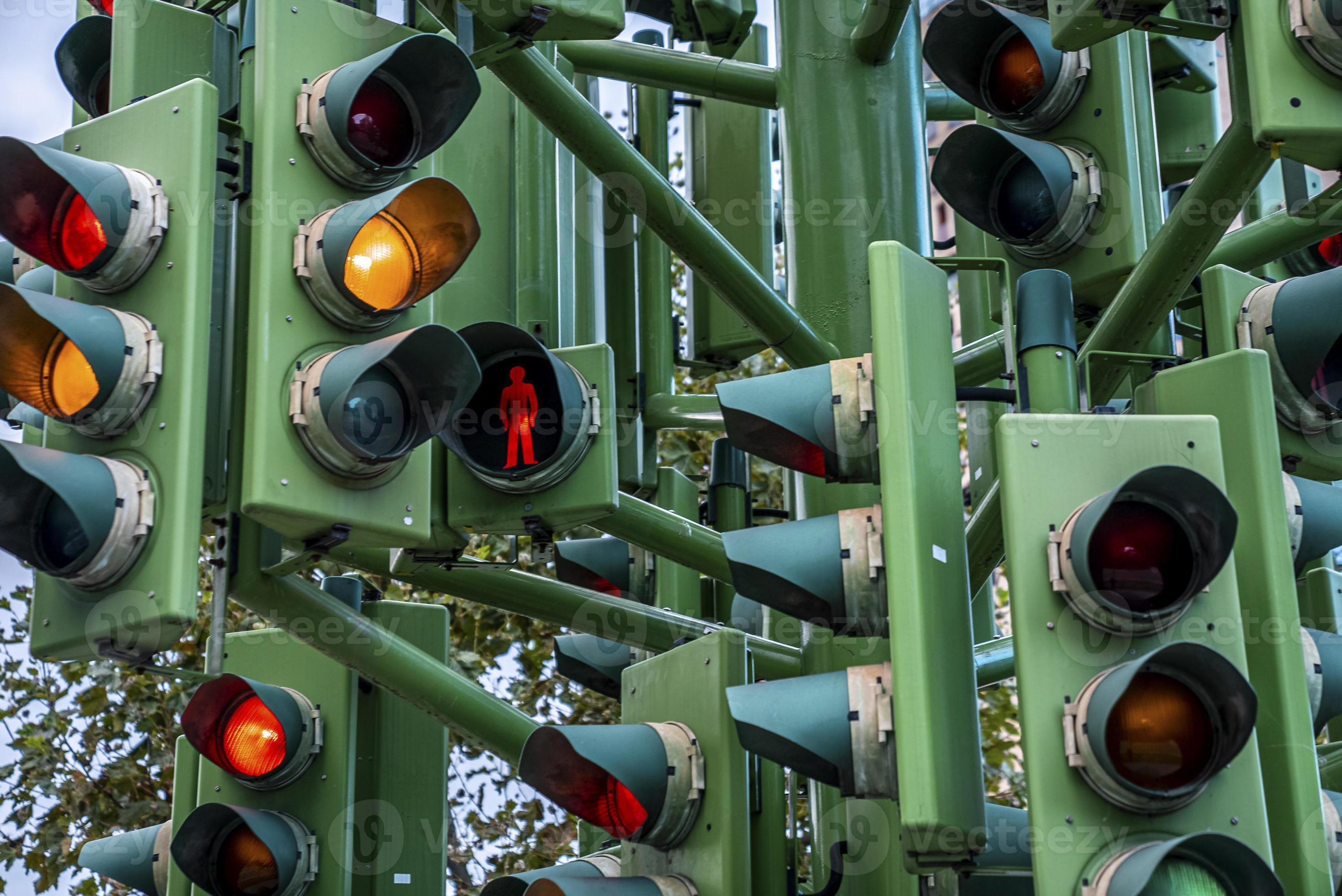 Traffic Light Tree attraction in Canary Wharf during daytime 5419460