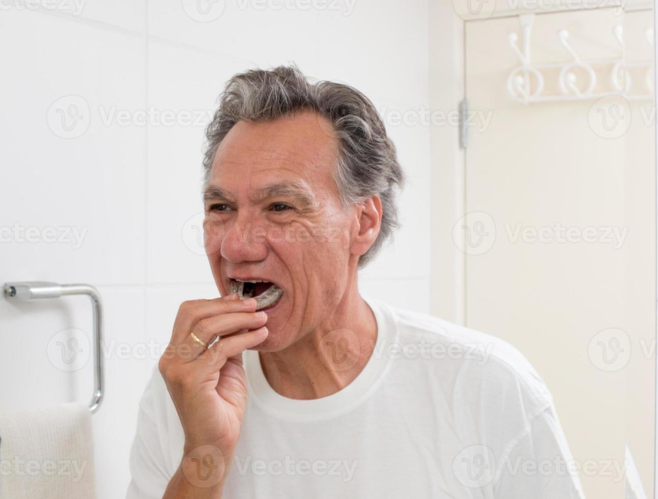 hombre poniendo su guardia nocturna frente a un espejo foto