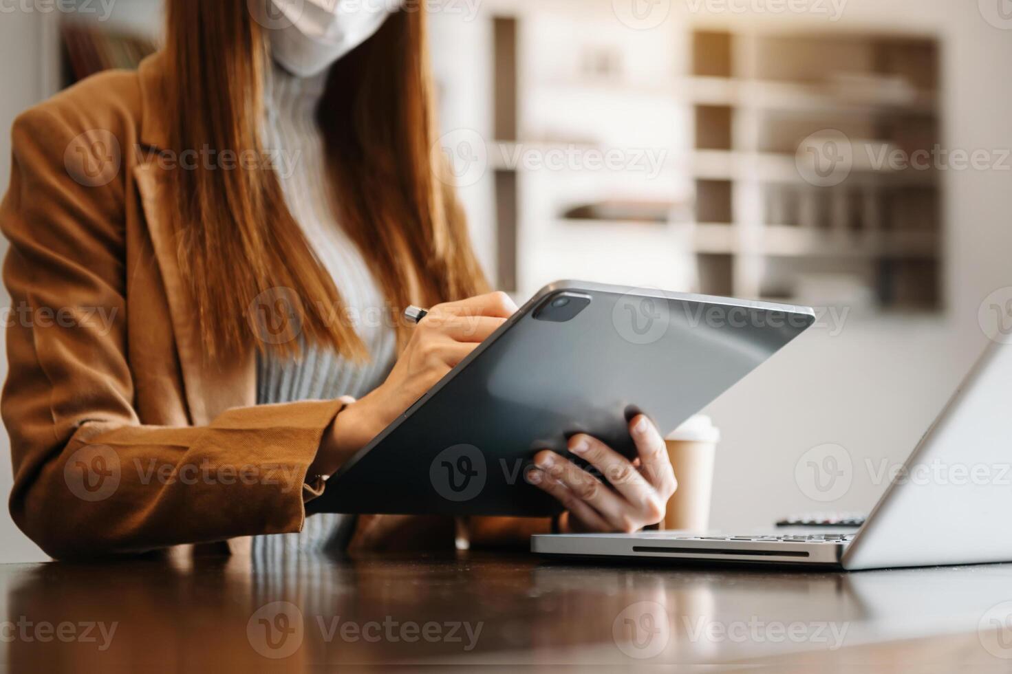 Mano de mujer de negocios trabajando con una computadora nueva y moderna y escribiendo en el diagrama de estrategia del bloc de notas foto