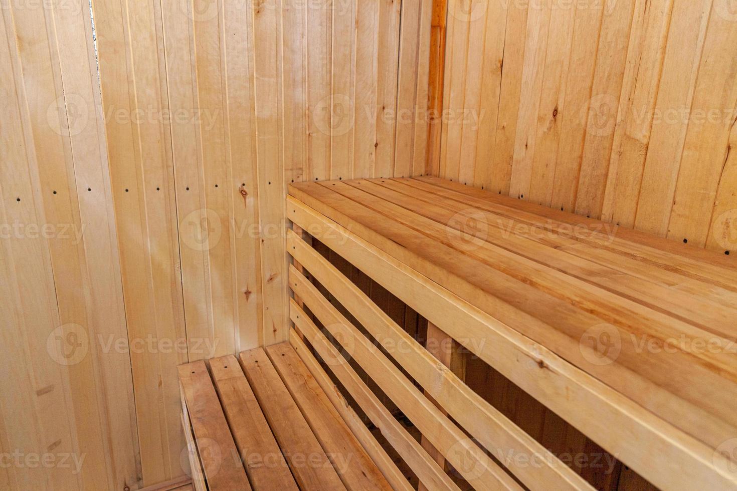 detalles interiores de la sala de vapor sauna finlandesa tradicional. antiguo concepto de spa de la antigua casa de baños rusa. relájese el concepto de baño de pueblo rural. foto