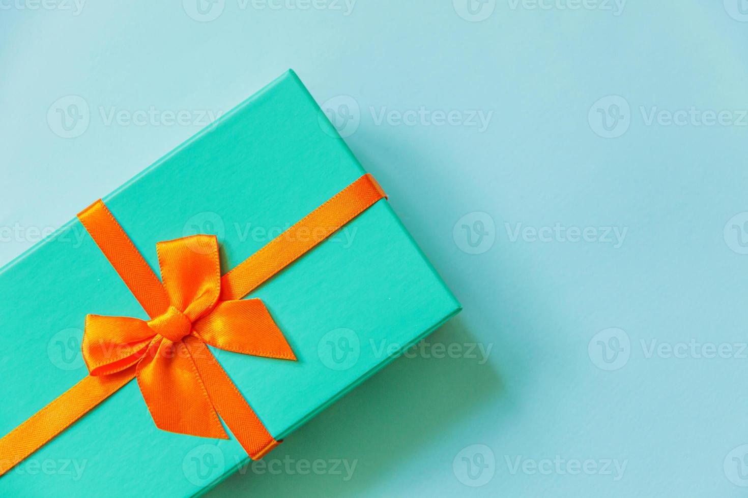 navidad año nuevo cumpleaños san valentín celebración presente concepto romántico. caja de regalo azul de diseño simplemente minimalista aislada sobre fondo azul pastel. vista superior plana, espacio de copia foto