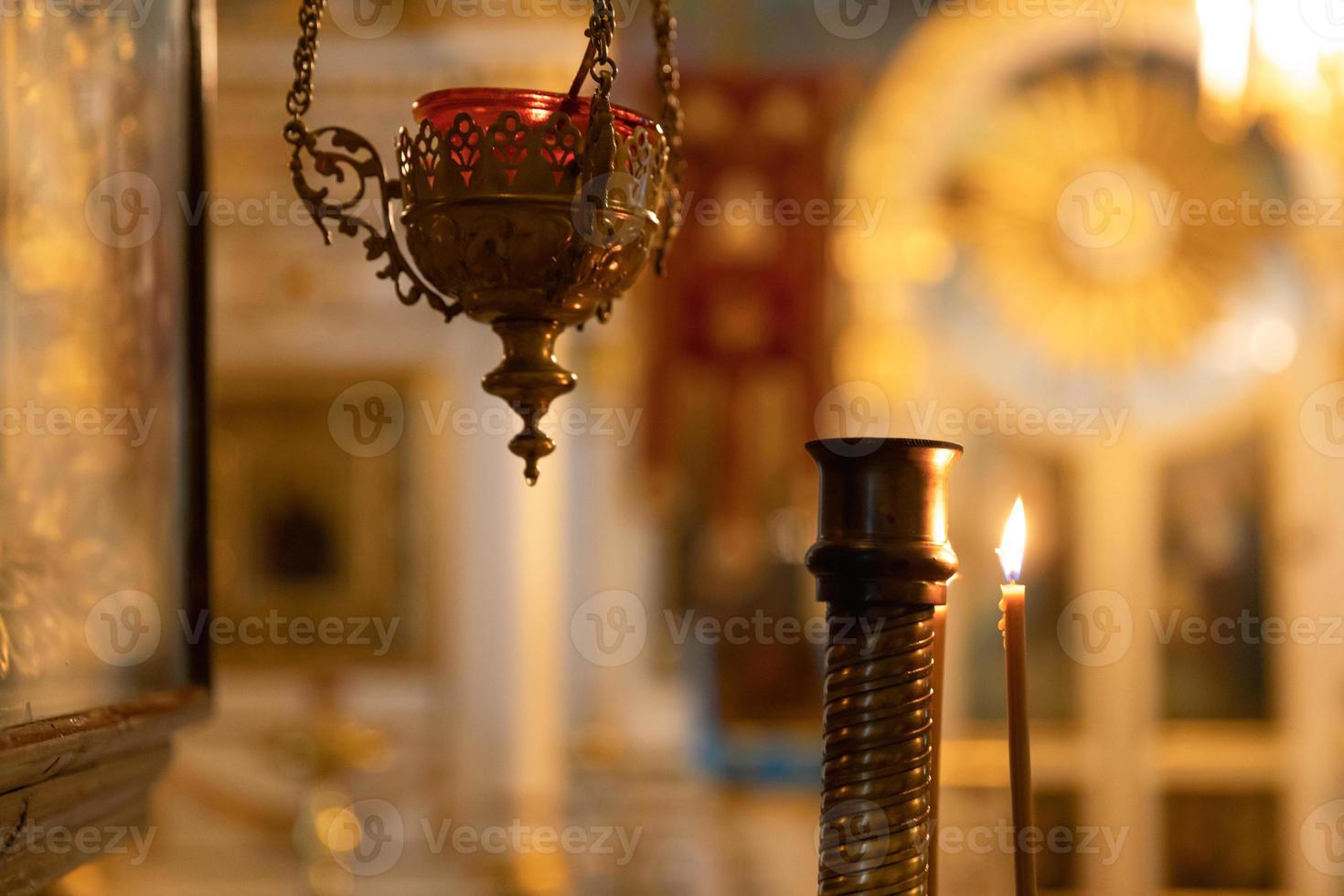 Iglesia Ortodoxa. cristiandad. decoración interior festiva con velas encendidas e icono en la iglesia ortodoxa tradicional en vísperas de pascua o navidad. religión fe orar símbolo. foto