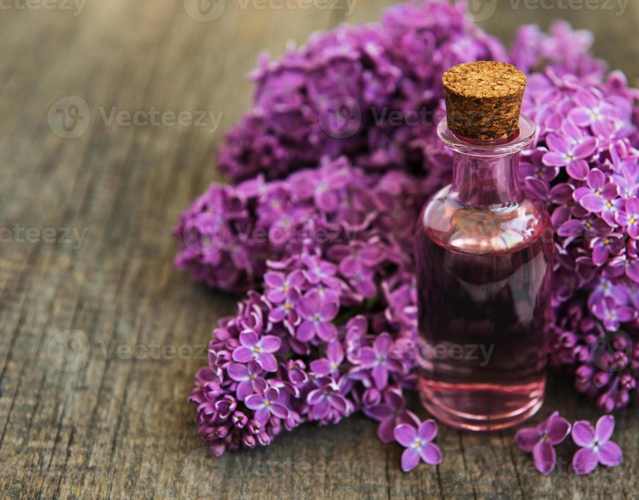 aceite esencial con flores lilas foto