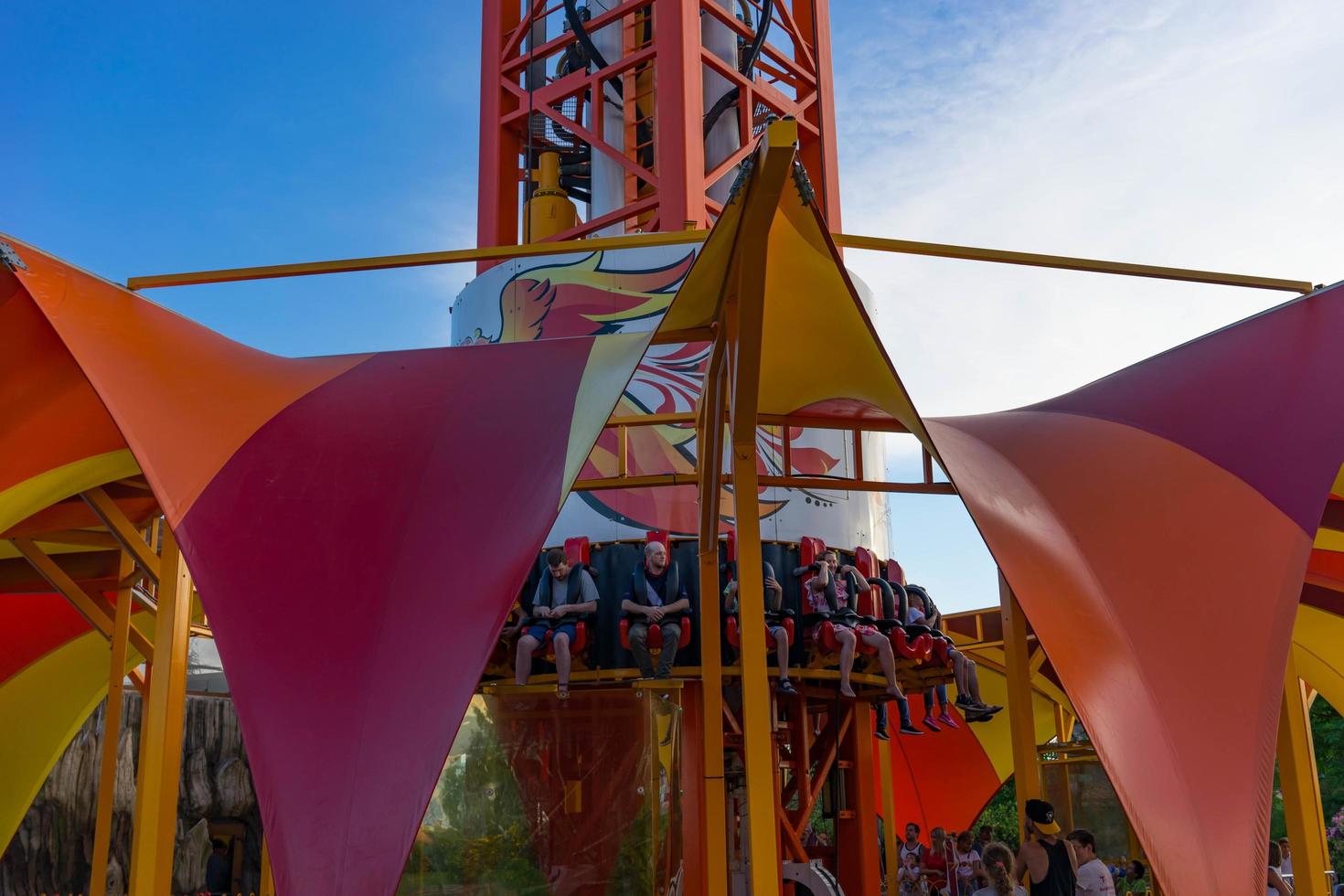 sochi, rusia-19 de junio de 2018- parque de diversiones para niños y adultos con atracciones. foto