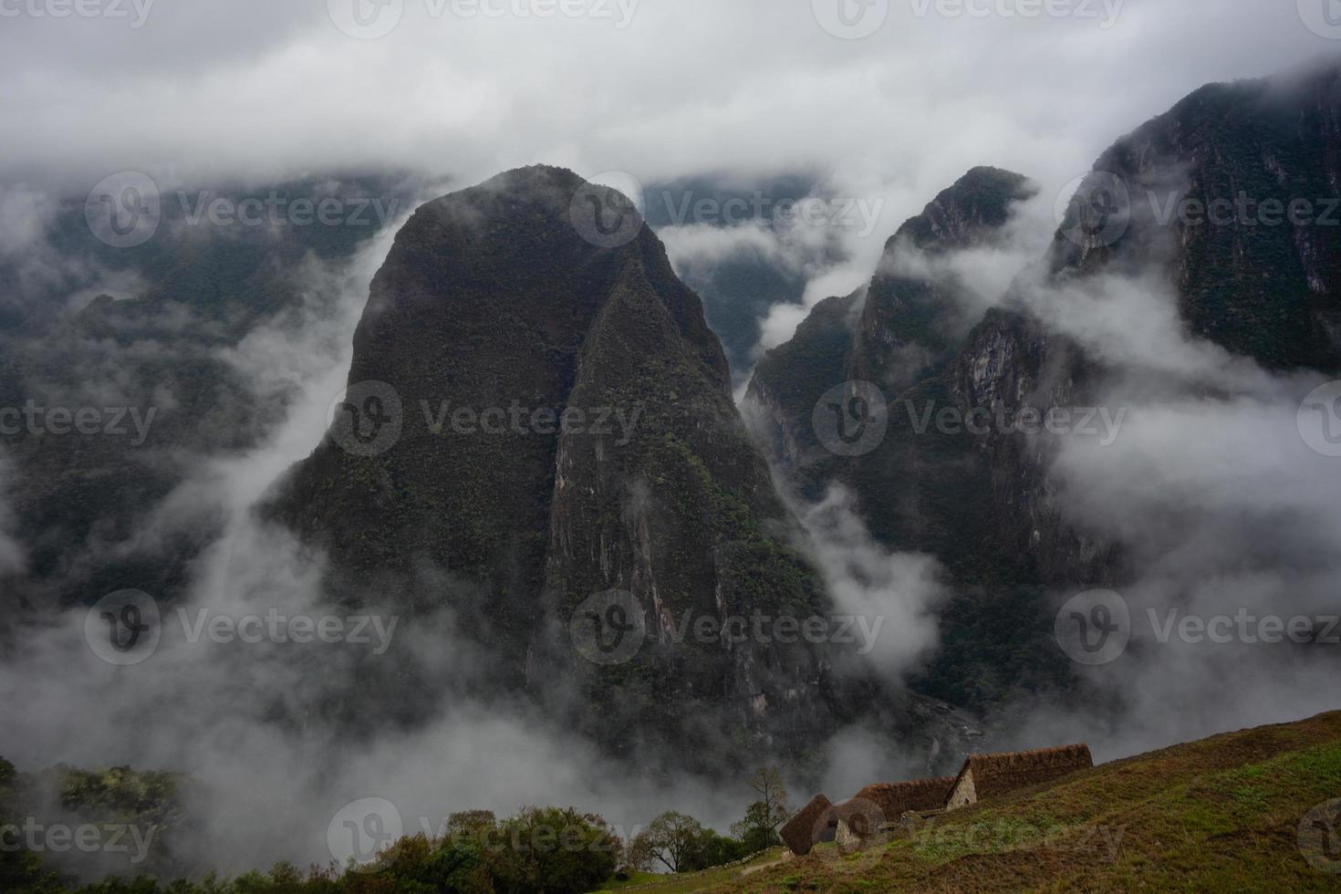 vista sobre los picos brumosos de los andes desde machu piccu, perú foto