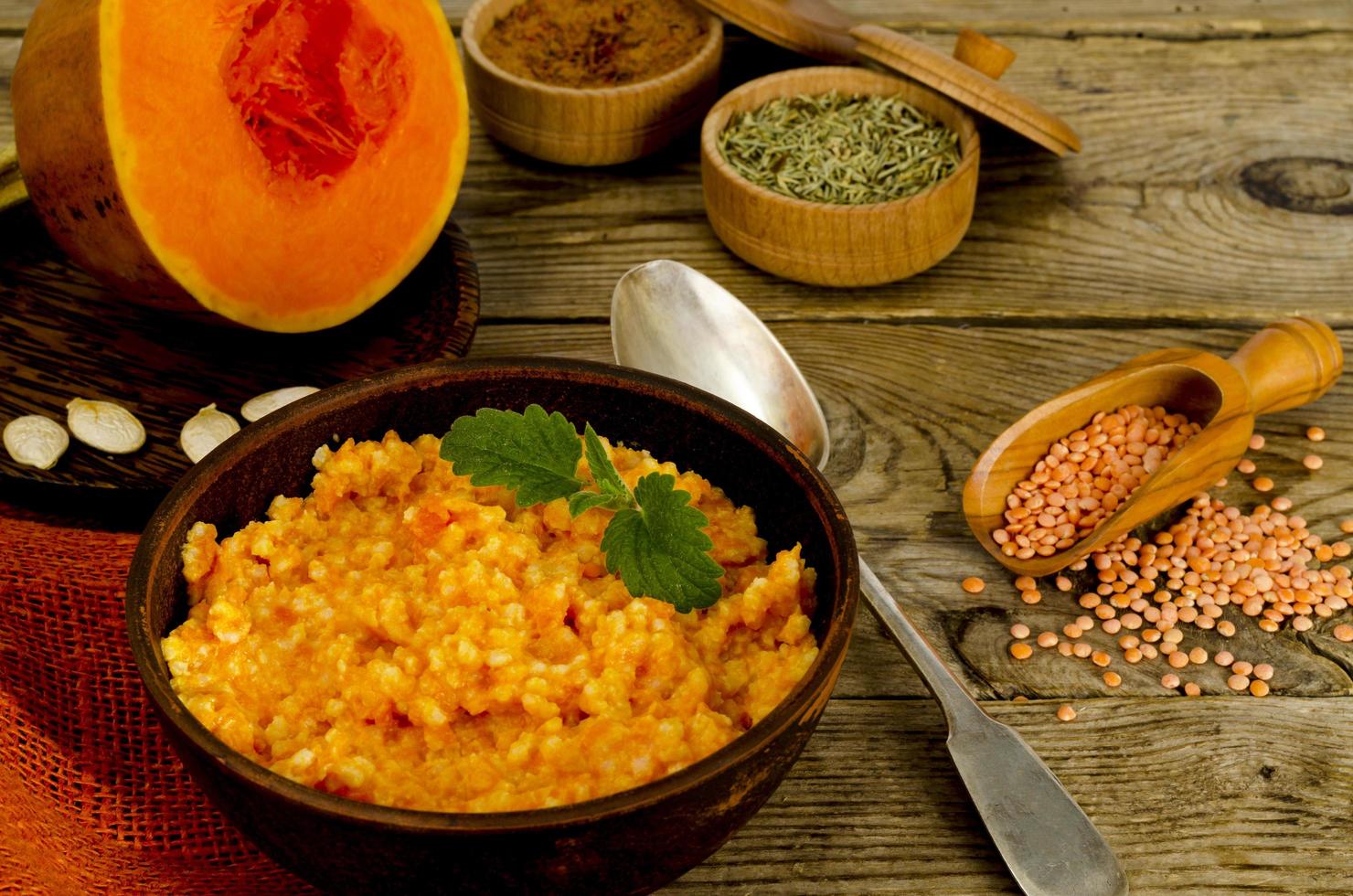 comida vegetariana, avena con calabaza y lentejas. foto