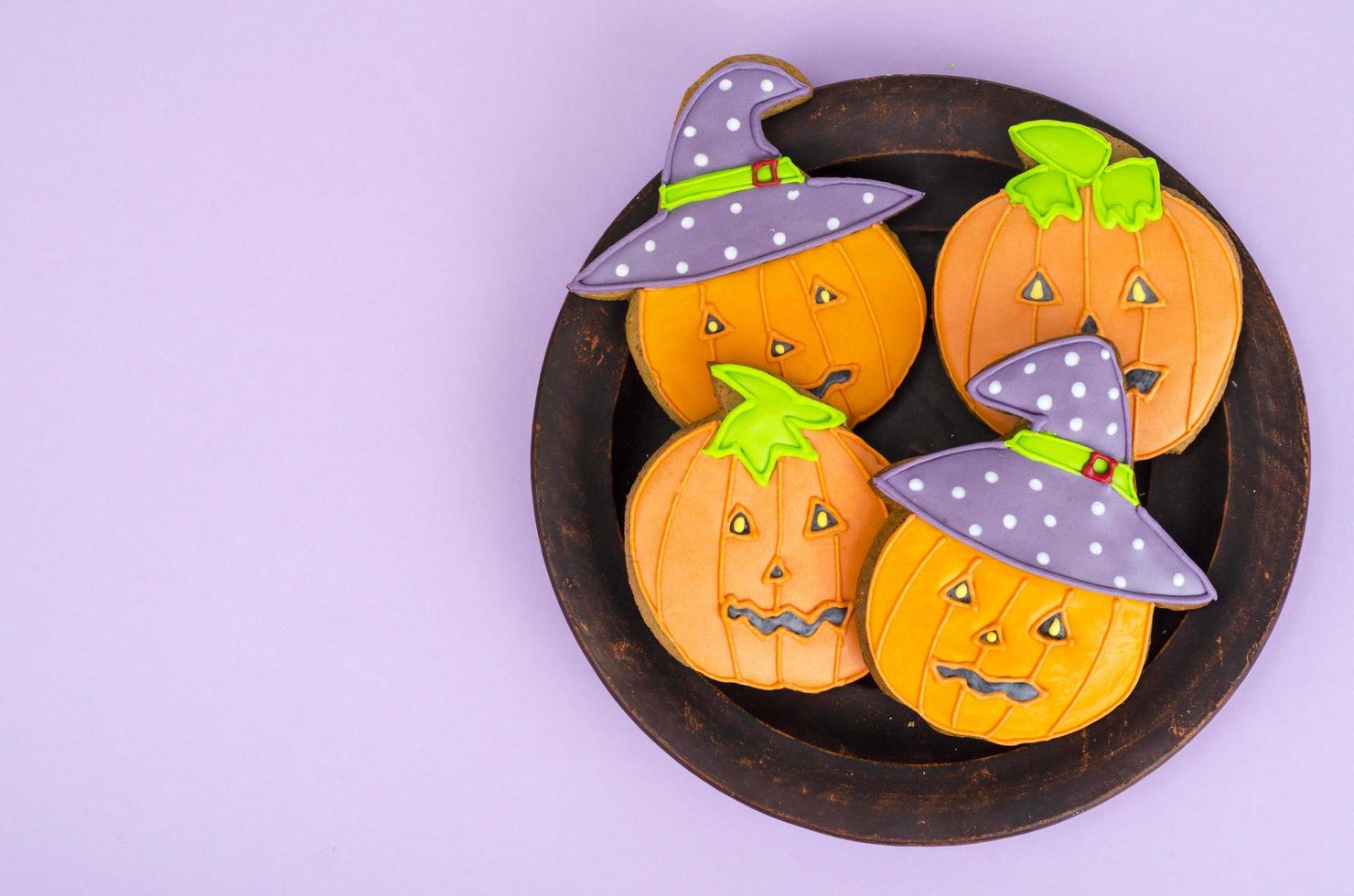 brillantes galletas de jengibre con forma de calabaza de halloween. foto